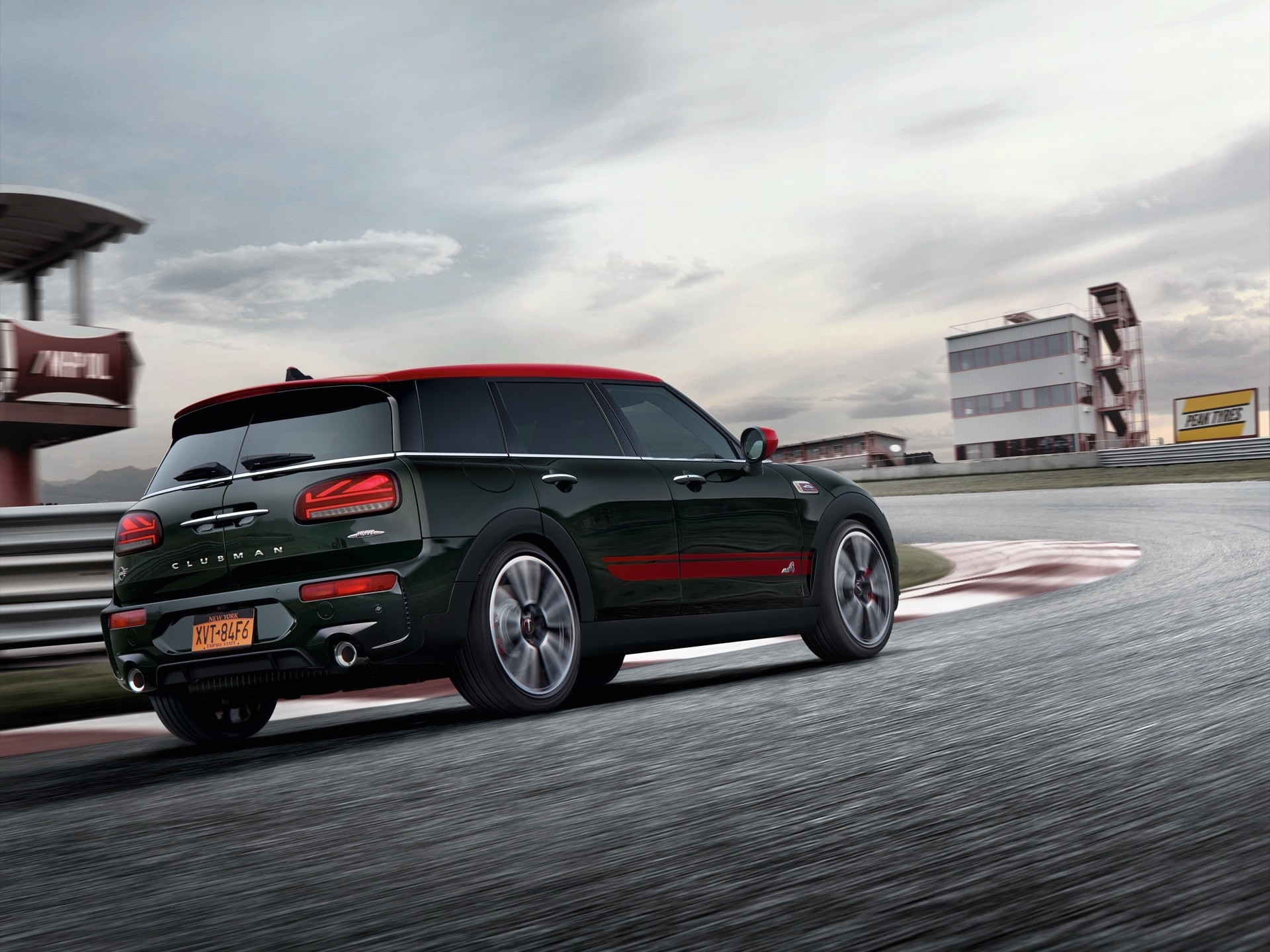 MINI John Cooper Works Clubman – green and red – side view MINI John Cooper Works Clubman – green and red – side view